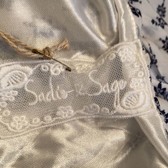 Sadie & Sage blue & white jumper w/ a bottom ruffle and criss cross back. - Picture 9 of 12